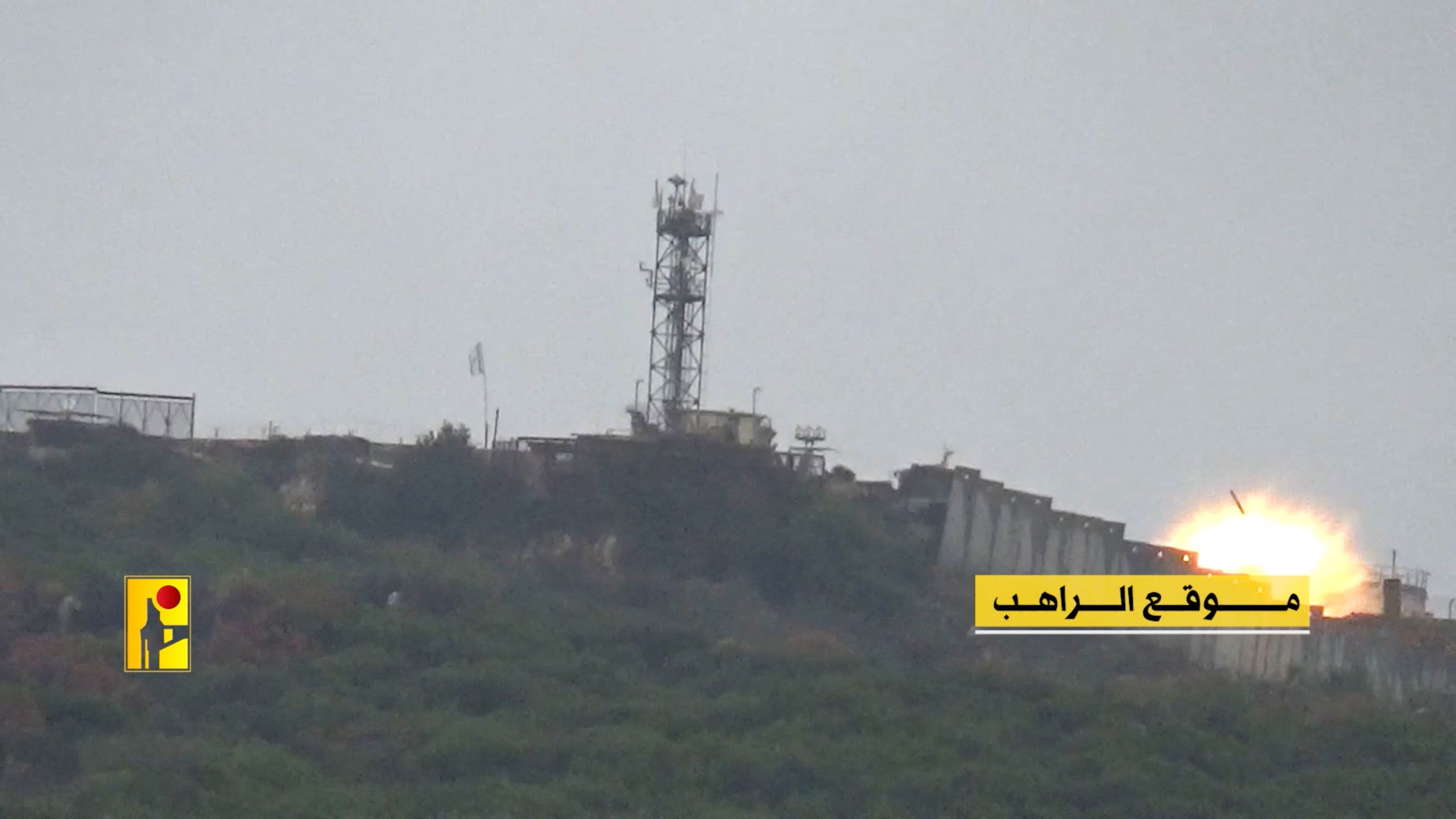 Una explosión se produce durante lo que Hezbollah dice que es un ataque contra un puesto militar israelí en la frontera con el Líbano (Resistencia Islámica/REUTERS)