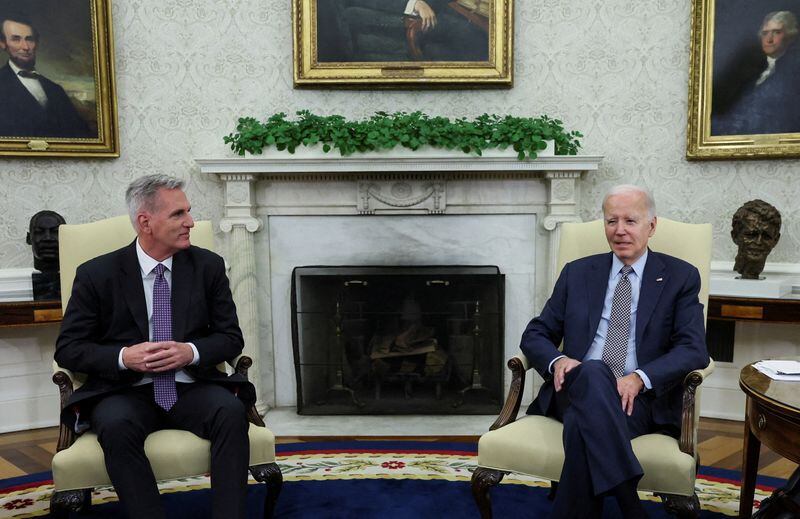 FOTO DE ARCHIVO: El presidente estadounidense, Joe Biden (derecha), junto al presidente de la Cámara de Representantes, el republicano Kevin McCarthy, en el interior de la Casa Blanca en Washington, Estados Unidos, el 22 de mayo de 2023. REUTERS/Leah Millis