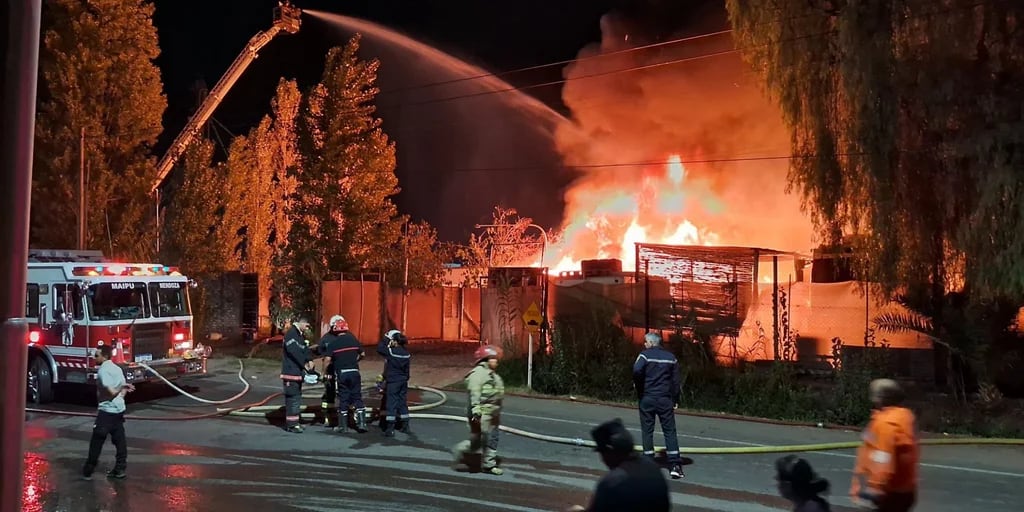 Un impactante incendio en Mendoza quemó un galpón de camiones, dos casas y varios vehículos