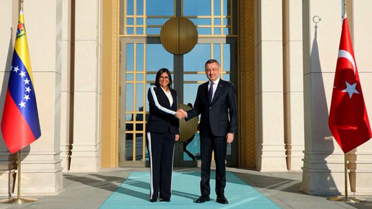 Delcy Rodríguez con el vicepresidente turco Fuat Oktay