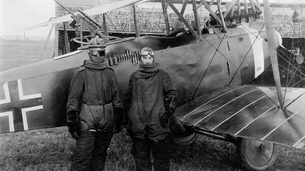 El piloto alemÃ¡n Richard Scholl y su copiloto teniente Anderer, al lado de su biplano Hannover CL.II<br> Museo del Aire y del Espacio de San Diego 163