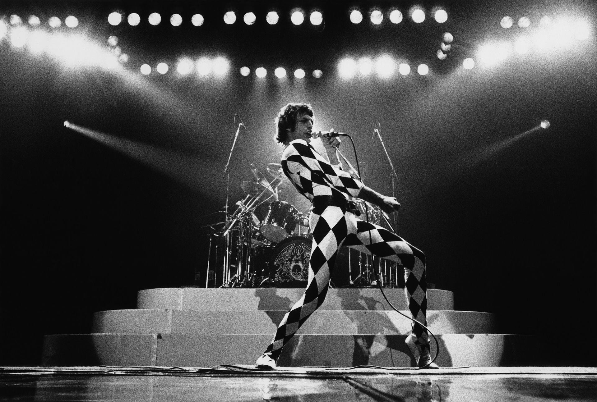 Freddie Mercury, en un recital de 1978 con uno una gran presencia escénica y traje malla adherente (Photo by George Rose/Getty Images)