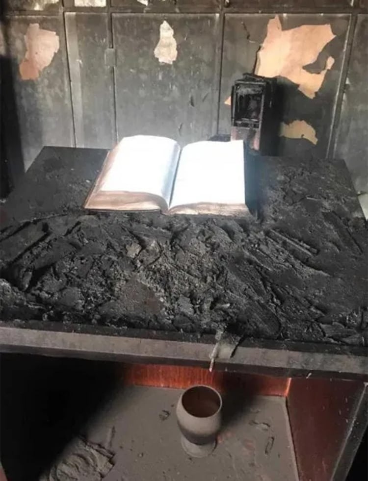 Lo único que se salvó de las llamas fue la Biblia (Aires de Santa Fe)