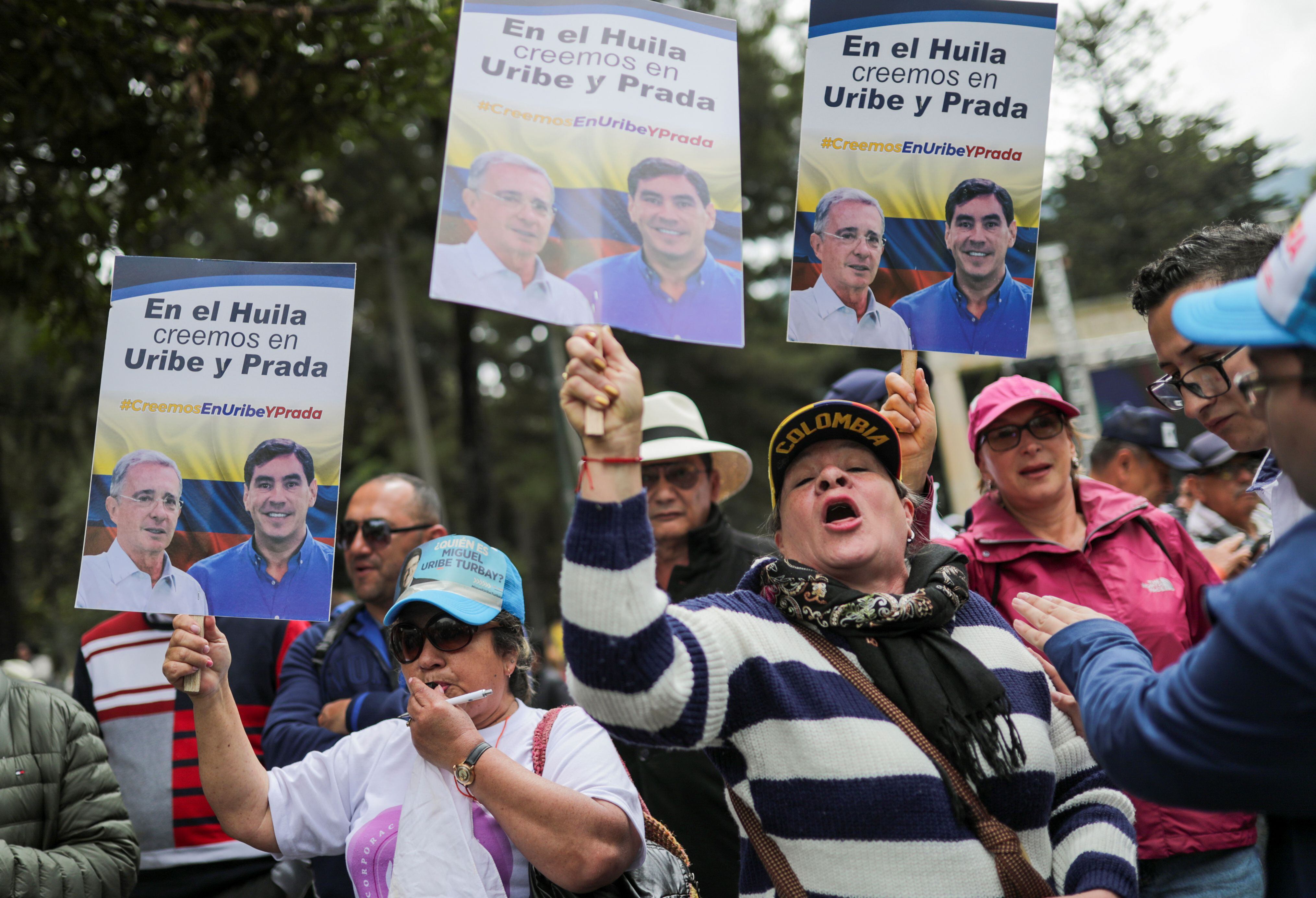 Seguidores de Uribe muestran su apoyo al ex mandatario en las afueras de la Corte Suprema. (REUTERS/Luisa Gonzalez)