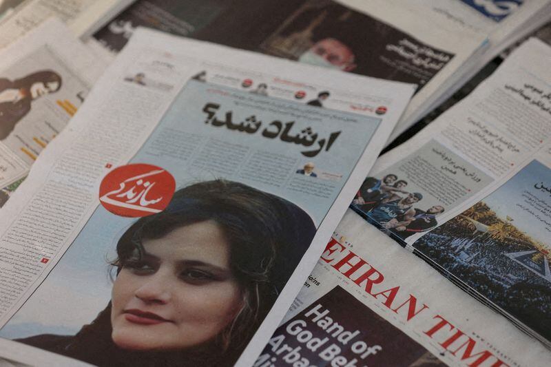 Un periódico con una imagen de portada de Mahsa Amini en Teherán, Irán. 18 de septiembre, 2022. Majid Asgaripour/WANA (Agencia de Noticias de Asia Occidental) vía REUTERS/Archivo
