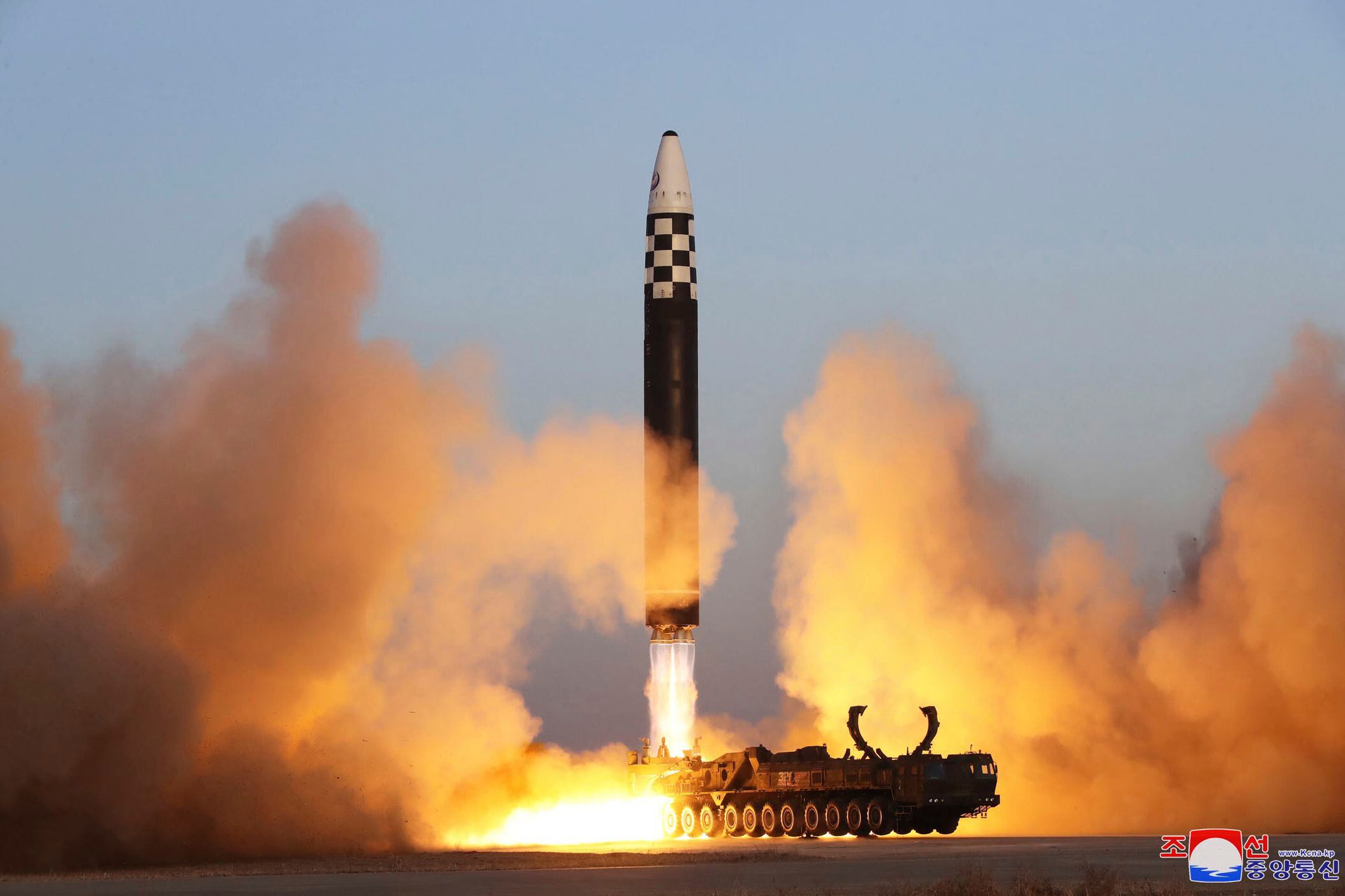 Esta imagen difundida por el régimen de Corea del Norte muestra lo que asegura se trata de un misil balístico intercontinental durante un lanzamiento de prueba desde el aeropuerto internacional Sunan, el jueves 16 de marzo de 2023, en Pyongyang, Corea del Norte. (Agencia Central de Noticias de Corea/Korea News Service vía AP/Archivo)