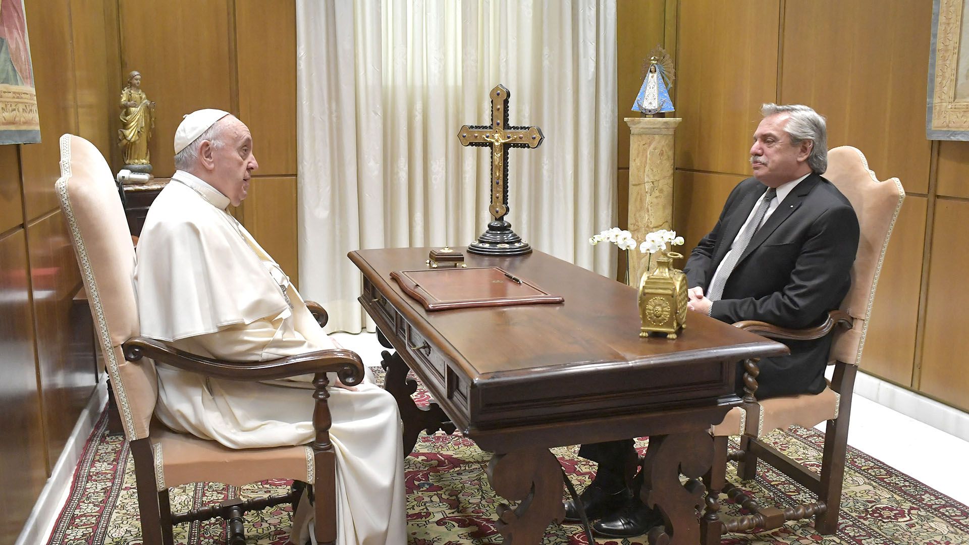 Alberto Fernández junto al Papa Francisco (Photo by Handout / VATICAN MEDIA / AFP) 