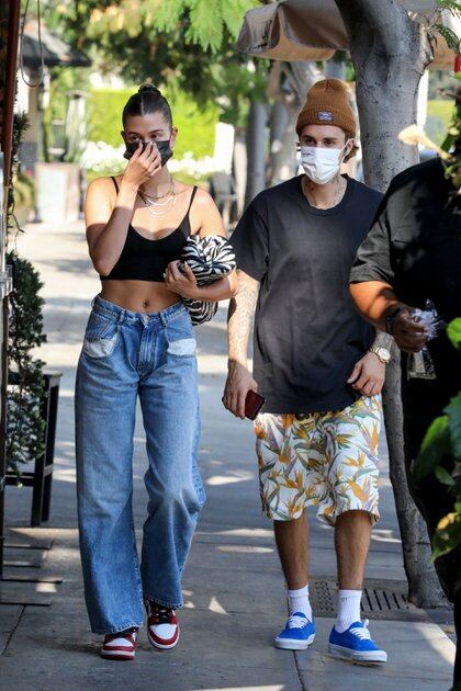 Justin Bieber y Hailey Bieber dieron un paseo por las calles de Beverly Hills. La pareja fue elegida para estar en la portada de la revista Vogue de Italia en octubre. Ambos deslumbraron en una impactante y sensual producción de fotos (Foto: Backgrid / The Grosby Group)
