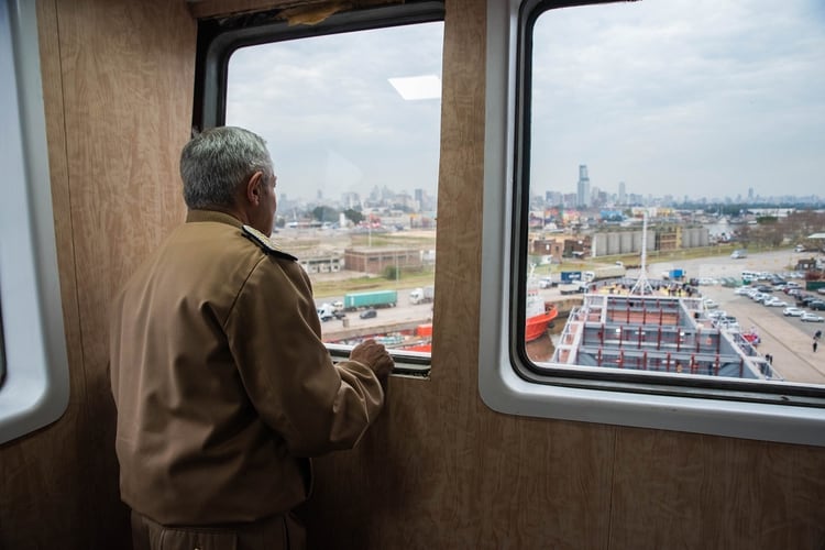  A diario, decenas de buques mercantes entran y salen de puertos argentinos, pero el control an es dbil (Franco Fafasuli)