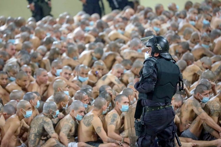 Miembros de pandillas durante una operación policial en la cárcel de Izalco (Presidencial de El Salvador via REUTERS)