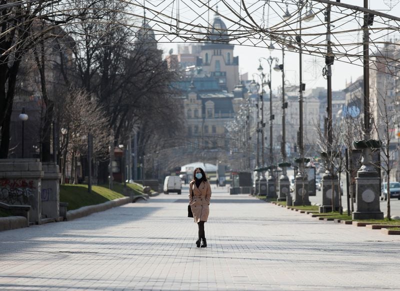 Foto del jueves de una mujer con una máscara caminando por el centro de Kiev. 
Abril 2, 2020.  REUTERS/Gleb Garanich