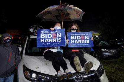 Los partidarios del candidato demócrata estadounidense Joe Biden y la candidata a la vicepresidencia Kamala Harris participan en un mitin de campaña en Filadelfia, Pensilvania.  REUTERS / Kevin Lamarque
