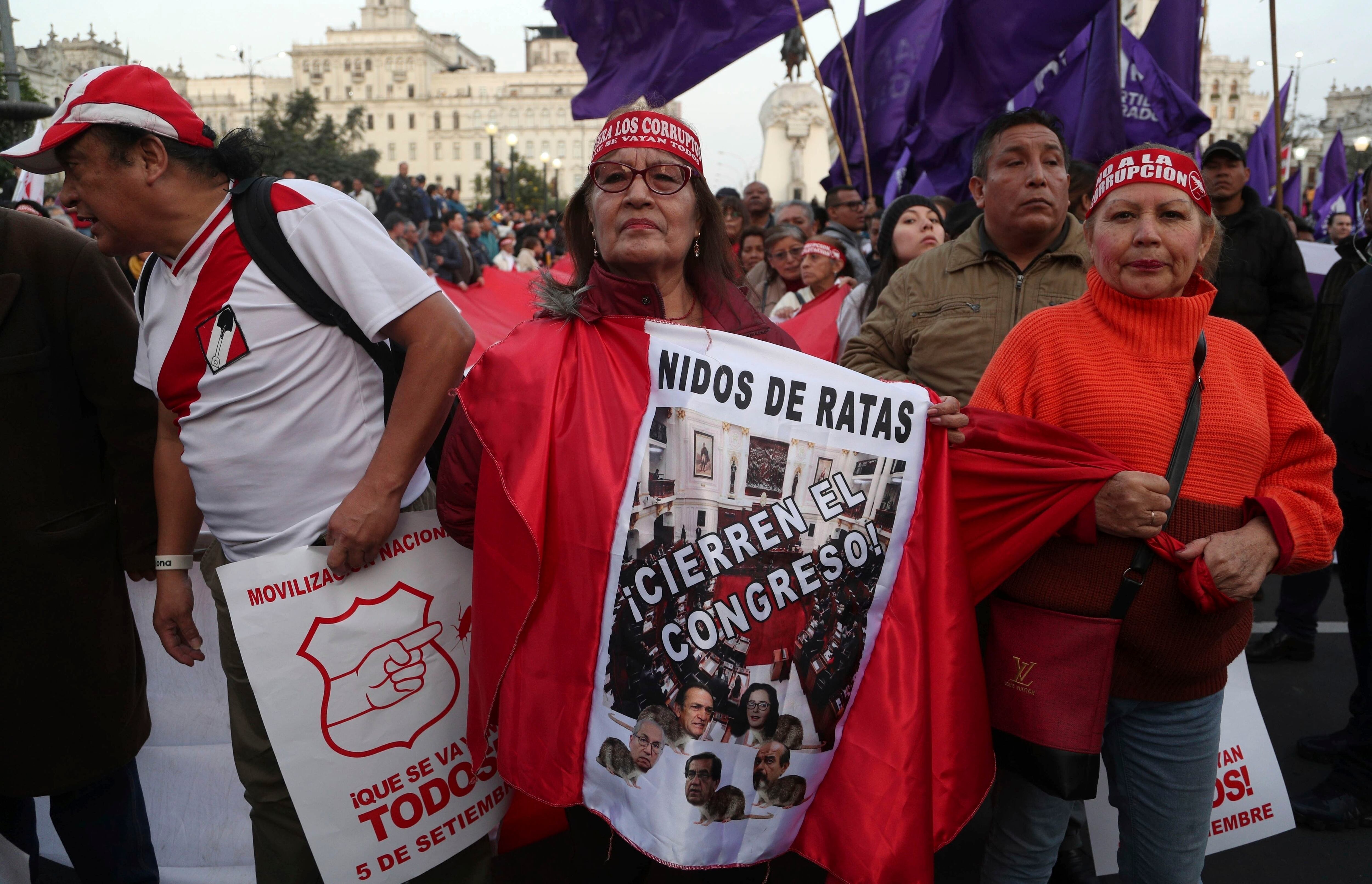 Manifestantes protestan contra el congreso peruano en Lima, Perú, el jueves 5 de septiembre de 2019. (AP Foto/Martin Mejia)