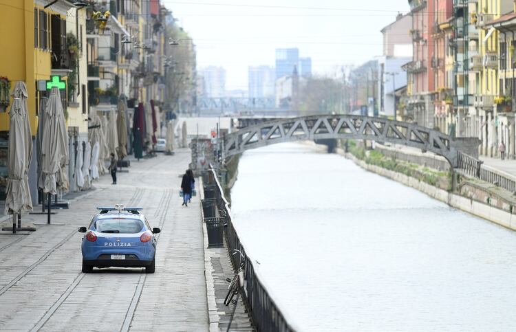 Un vehículo policial patrulla por Milán, Italia, el 22 de marzo de 2020 durante la pandemia del coronavirus (REUTERS/Daniele Mascolo/File Photo)