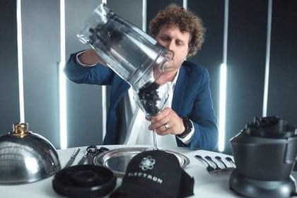 Peter Beck, fundador de Rocket Lab hace trizas su gorra y busca de ingerir sus partes, para cumplir una promesa, algo que no se recomienda por las consecuencias negativas para su salud