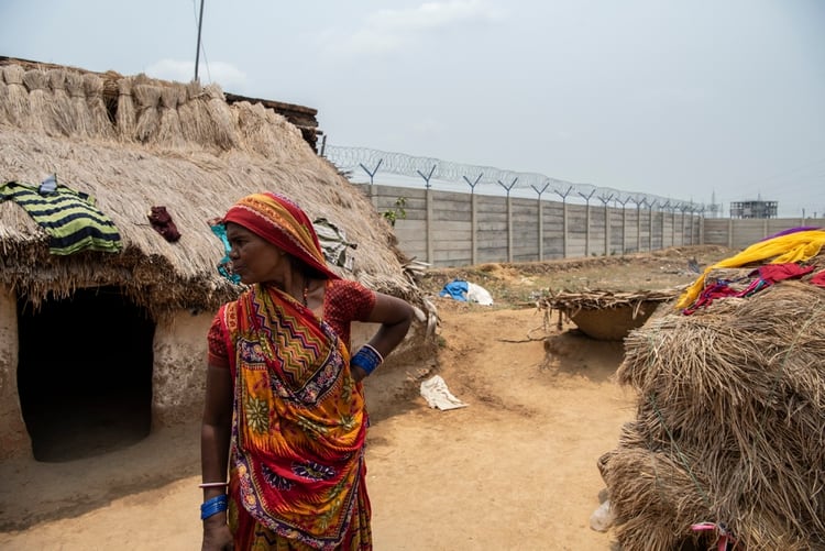 Un muro en construcción en la nueva central eléctrica de Adani, cerca de Godda. (Saumya Khandelwal/The New York Times)