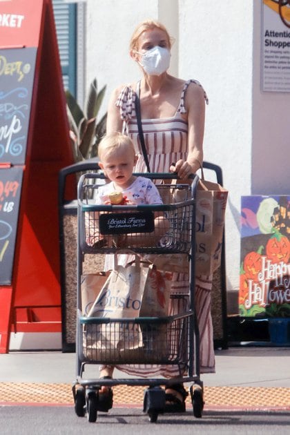 Durante un paseo de compras al supermercado en Los Ángeles, la actriz Diane Kruger marcó tendencia con su look: un vestido largo a rayas azules y rojas, una cartera negra y unas sandalias del mismo color. La modelo alemana, además, estuvo acompañada de su hija, fruto de su relación con Norman Reedus, actor de "The Walking"