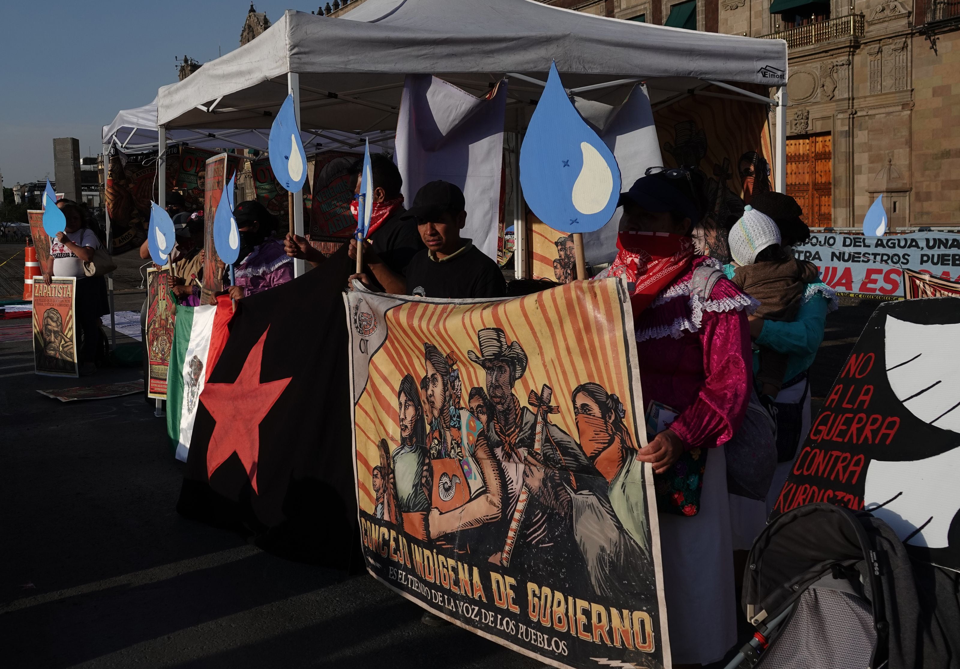 Un grupo de organizaciones de comunidades indígenas, protestan este viernes frente del Palacio Nacional en la Ciudad de México (México). EFE/Madla Hartz