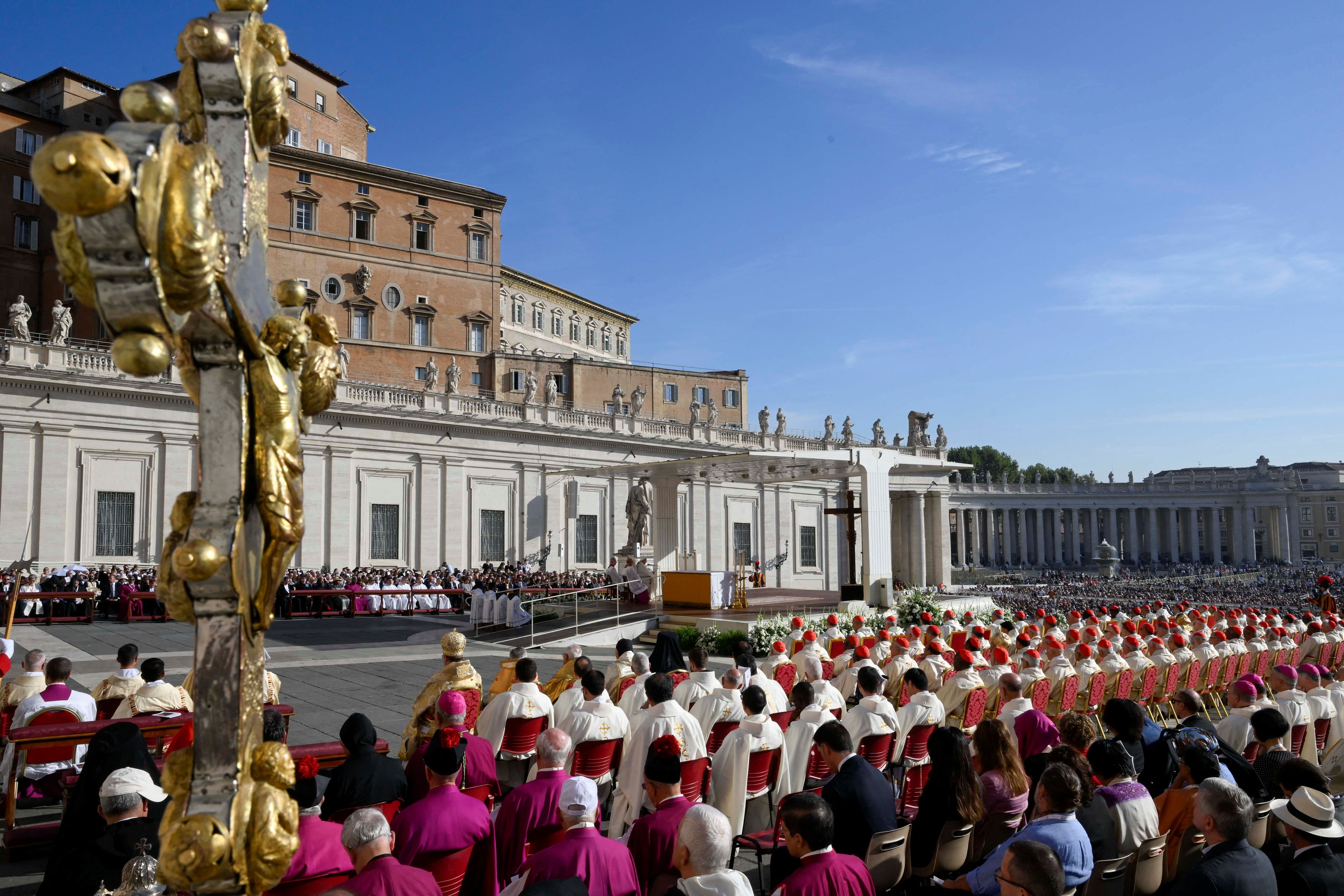 El papa Francisco dirige la misa de apertura del Sínodo (REUTERS)
