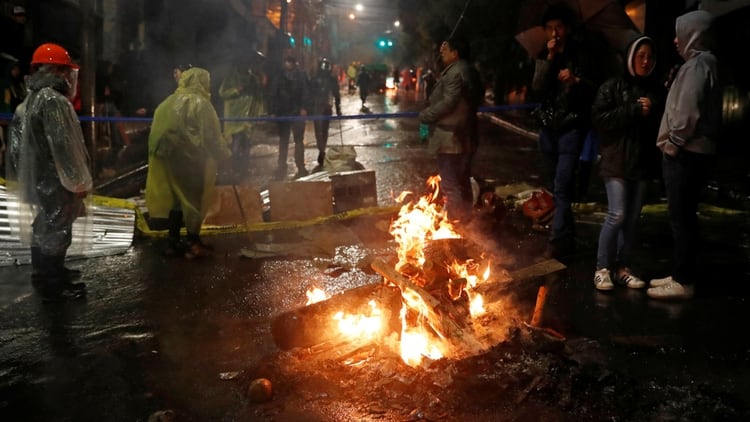 Manifestantes queman una barricada durante una protesta en La Paz (REUTERS/Carlos Garcia Rawlins)