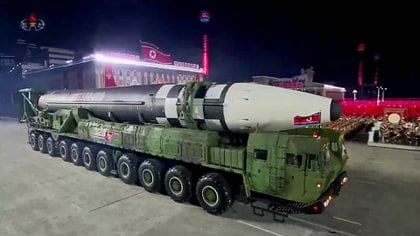 Se calcula que el misil mide 24 metros de largo y que tiene un diámetro de 2,5 metros (AFP)