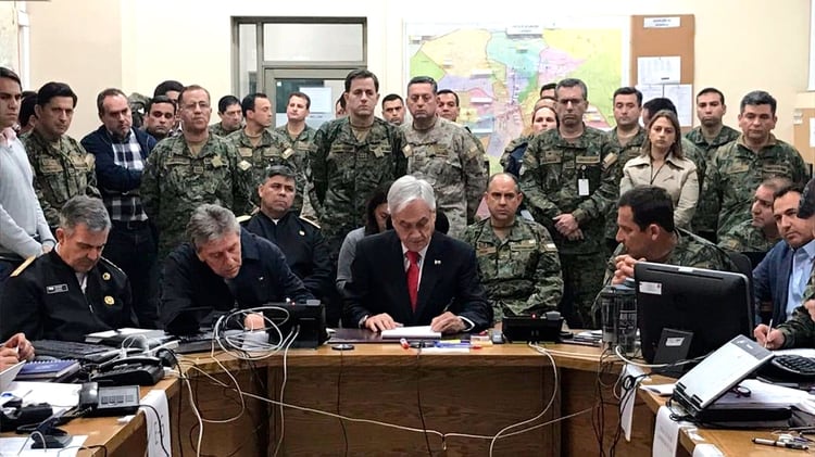 Sebastián Piñera, al hablar rodeado de militares en la noche del domingo. (@elmostrador)