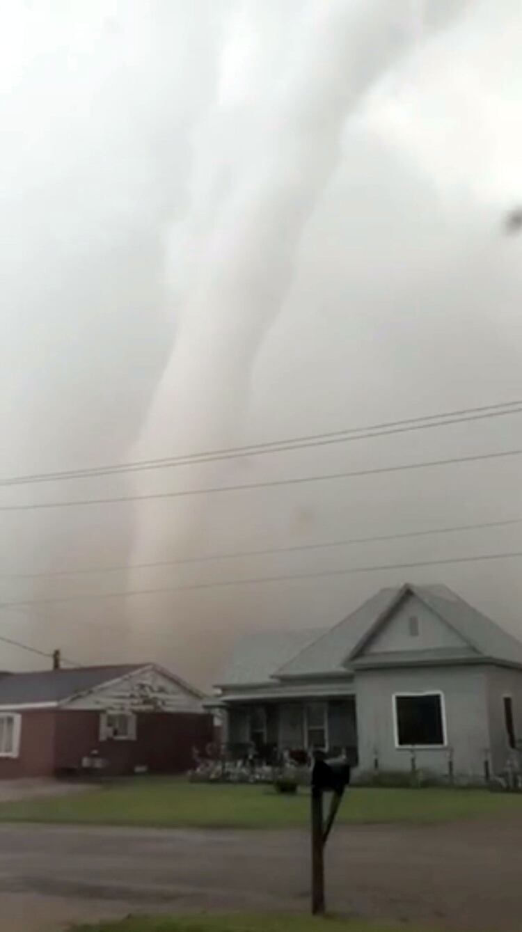 Un tornado se ve en Magnum, Oklahoma, EE.UU., 20 de mayo de 2019 en esta imagen tomada de un video obtenido de los medios de comunicación social el 21 de mayo de 2019 (Reuters)