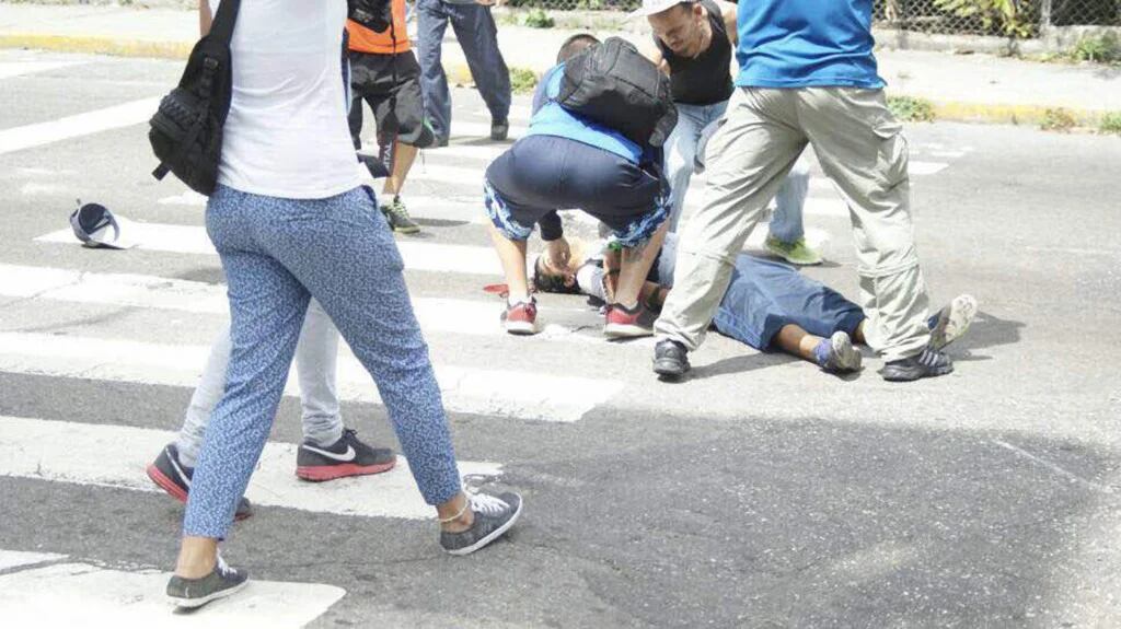 El joven tirado en el suelo tras ser alcanzado por una bala de un colectivo chavista