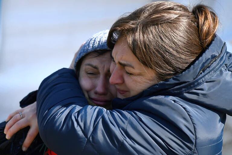 Dos refugiadas se abrazan luego de cruzar a Rumania (Reuters)