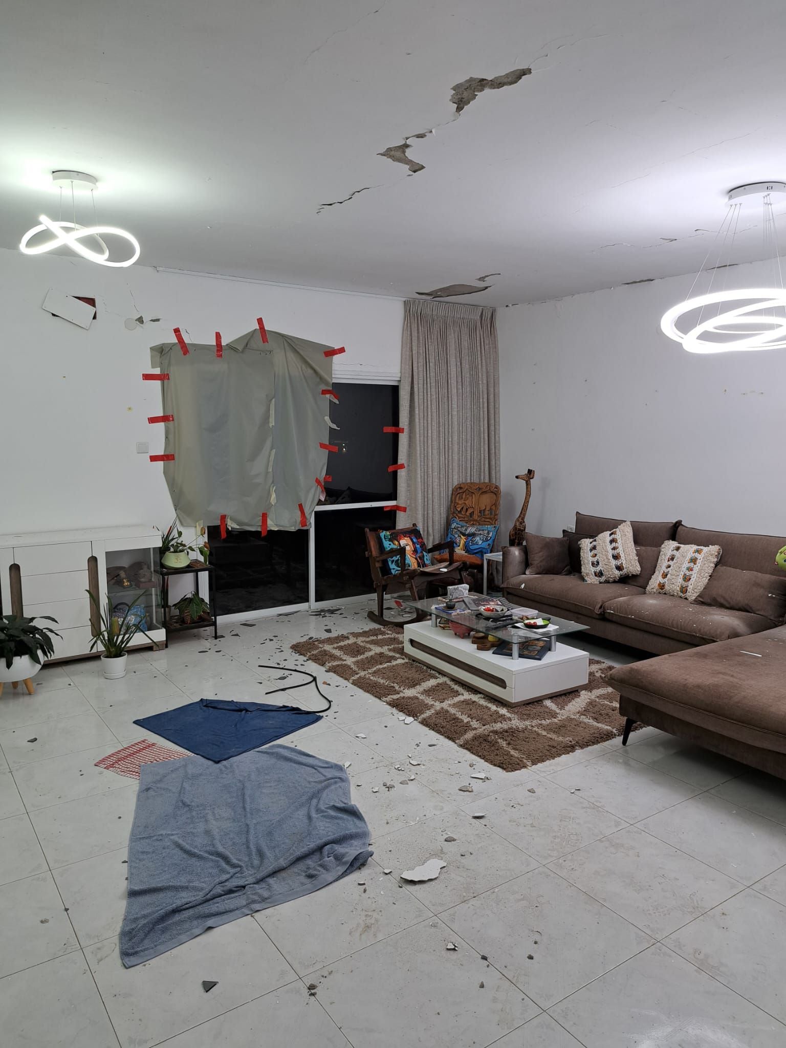 Lo stato attuale dell'appartamento al settimo piano dove Mario Sinai vive con la moglie nella città di Ashkelon