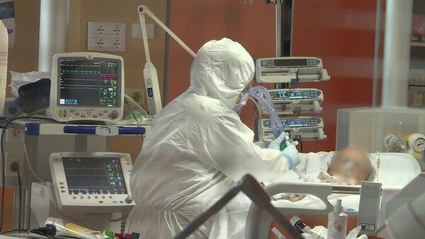 Respiradores y unidades de terapia intensiva que no alcanzan en ninguna ciudad del mundo frente a la pandemia (AFP)