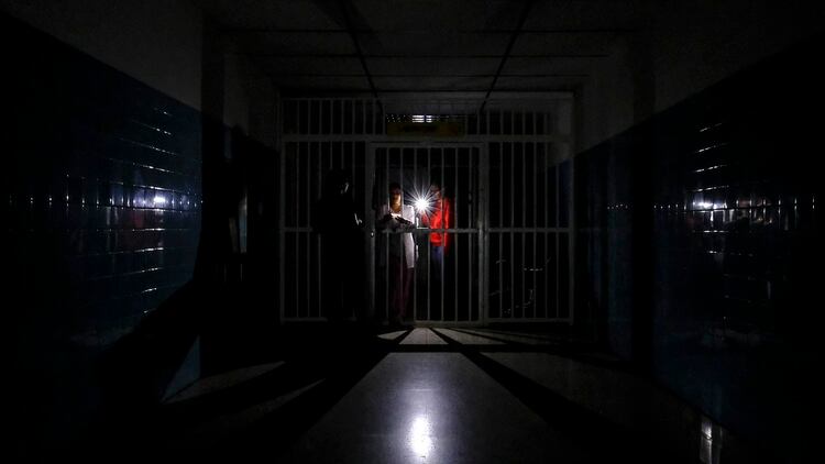 Un pasillo del hospital Miguel Pérez Carreño a oscuras el 8 de marzo de 2019 (AFP)