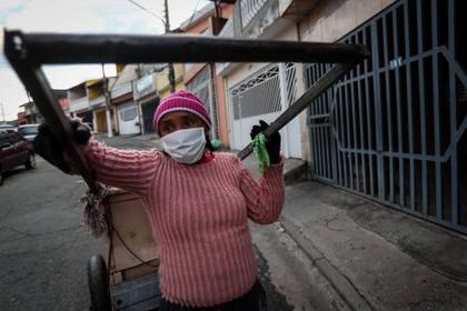 Jacikeila Alves do Nascimento, de 36 años, recorriendo las calles de San Pablo buscando basura que pueda ser reciclada. EFE/Fernando Bizerra