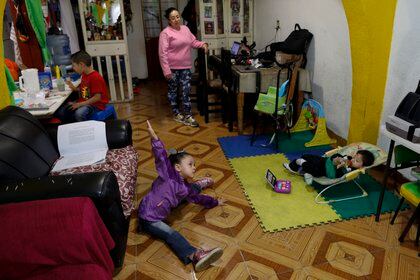 Las consecuencias para los integrantes más jóvenes de la sociedad incluyen la pérdida de habilidades sociales (Foto: AP Photo/Rebecca Blackwell)