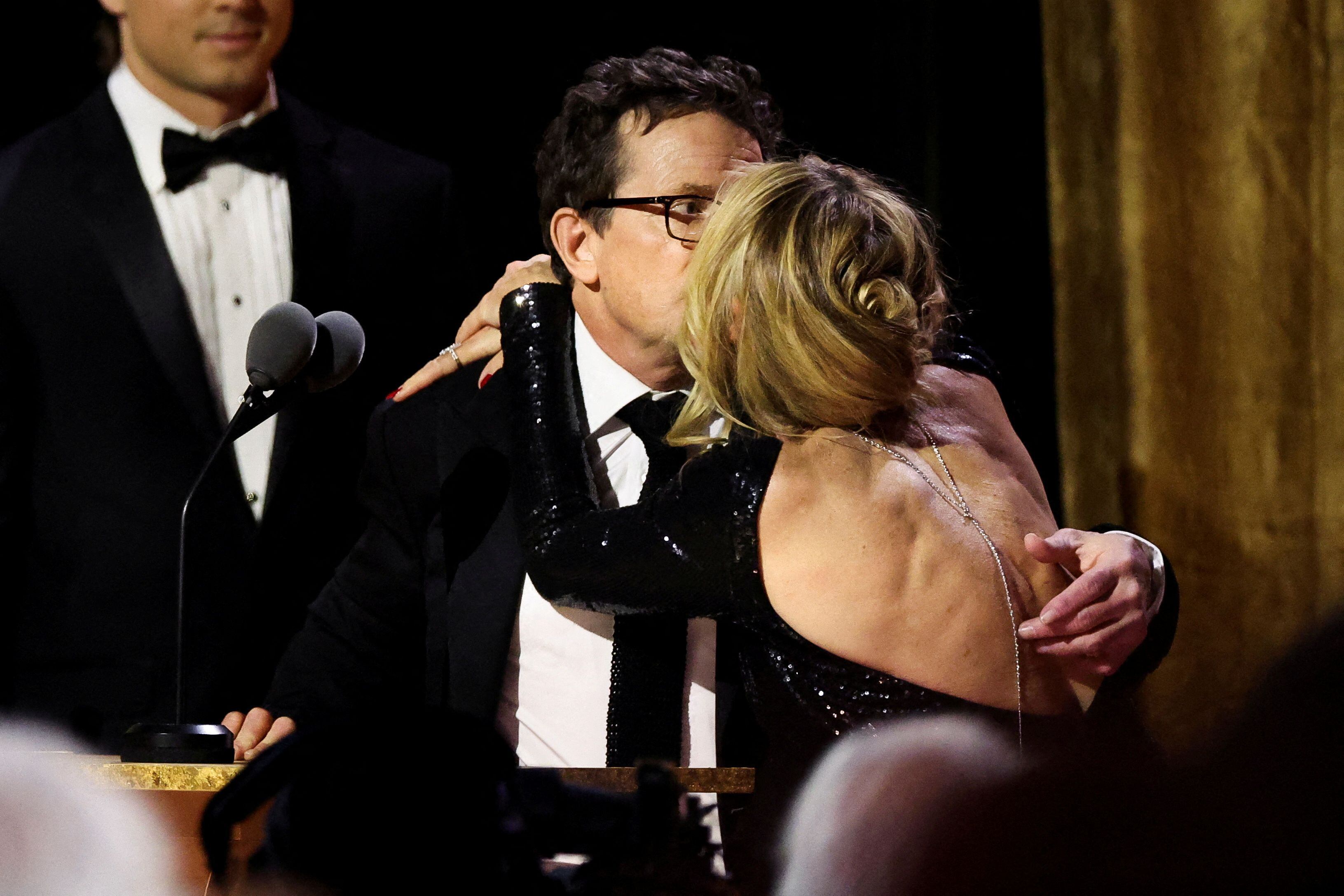 Michael J. Fox besa a su esposa Tracy Pollan al finalizar su discurso. REUTERS/Mario Anzuoni