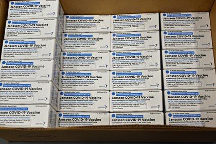 Cajas de la vacuna Johnson & Johnson COVID-19 en McKesson Corporation, en Shepherdsville, EE. UU., 1 de marzo de 2021. Timothy D. Easley / Pool vía REUTERS