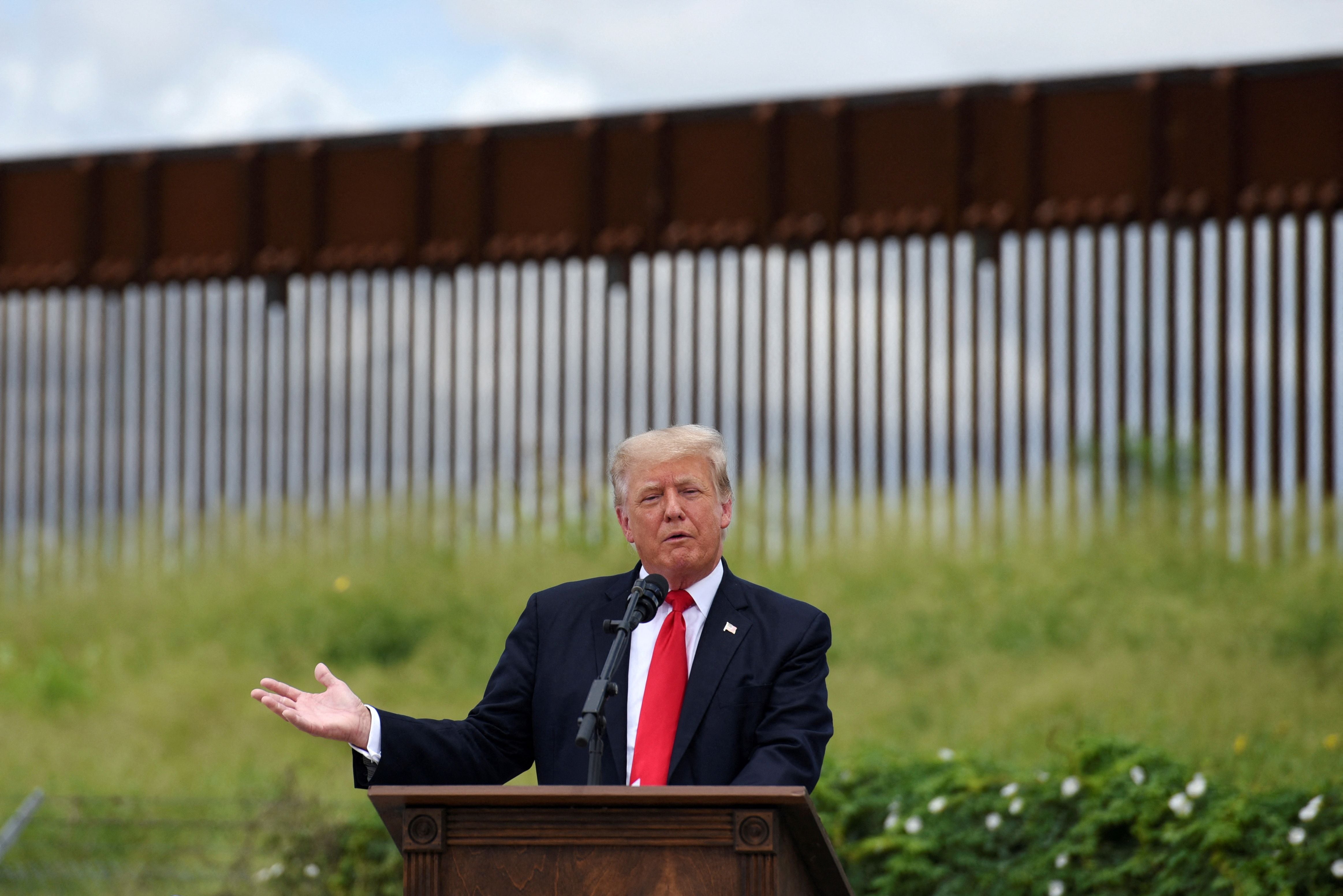 FOTO DE ARCHIVO: ex presidente de EEUU El presidente Donald Trump visita una sección inacabada del muro a lo largo de la frontera entre Estados Unidos y México en Pharr, Texas, el 30 de junio de 2021 (REUTERS/Callaghan O'Hare/File Photo)