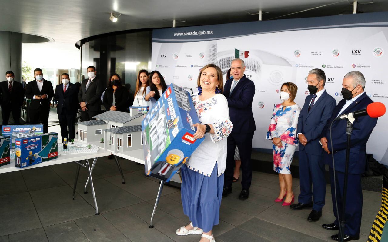 Xochitl Gálvez 将灰屋作为玩具展示出来。照片：Twitter @XochitlGalvez