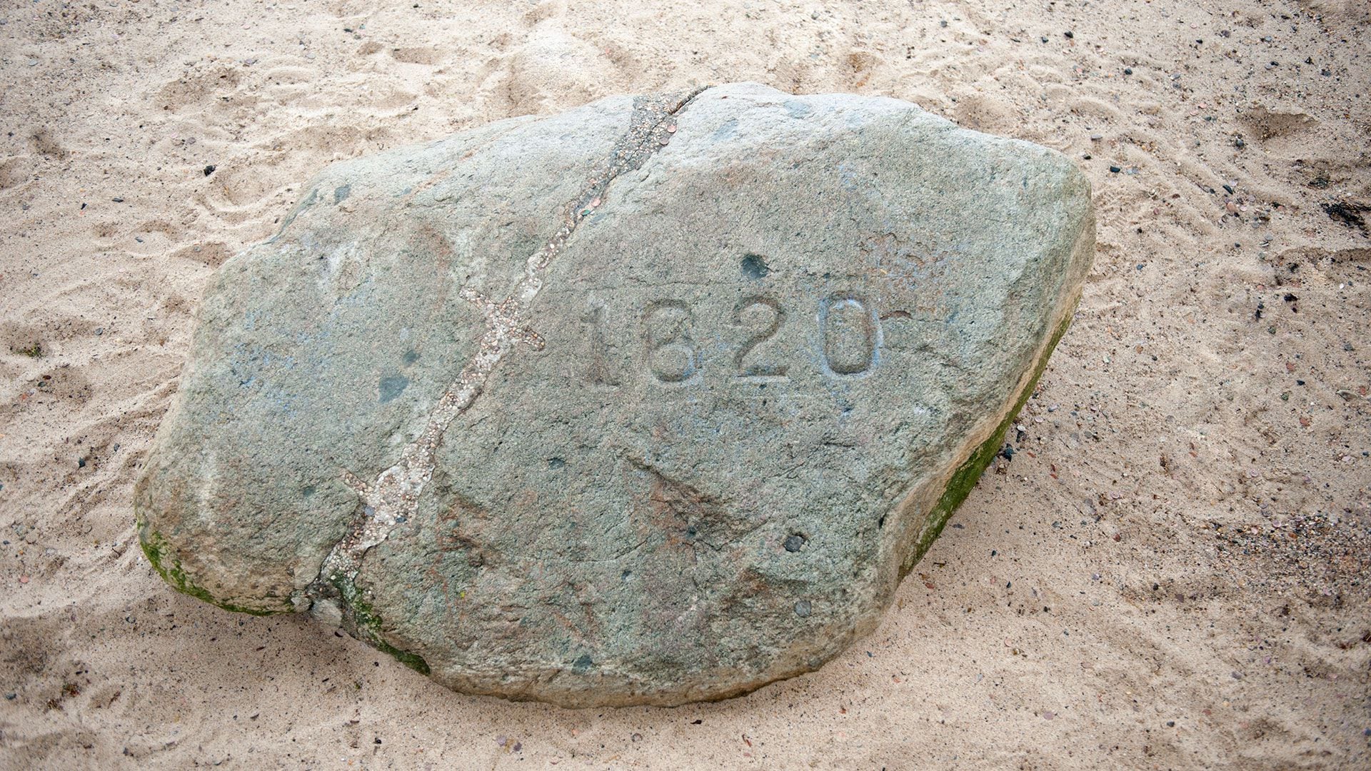 Plymouth Rock indica el lugar exacto donde, se supone, los peregrinos pusieron un pie en América del Norte (Getty)