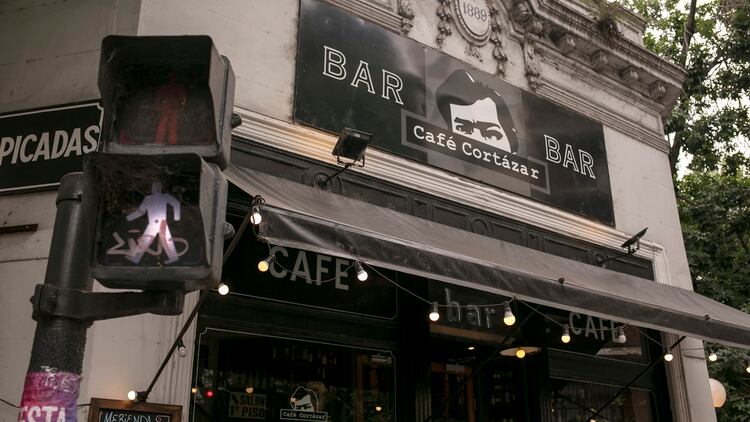 Un bar temático llamado Cortázar Café está dedicado al escritor y se encuentra en el barrio de Palermo (Foto: Ricardo Ceppi)