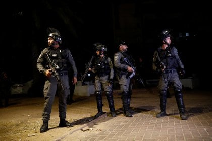 Miembros de la fuerza de la policía fronteriza israelí junto a una de las entradas a la ciudad árabe-judía de Lod. REUTERS/Corinna Kern