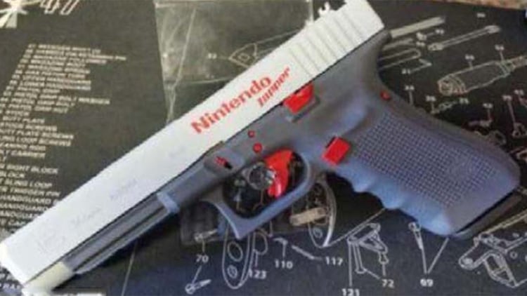 Pistola real modificada en su exterior para simular uno de los accesorios de los juegos Nintendo