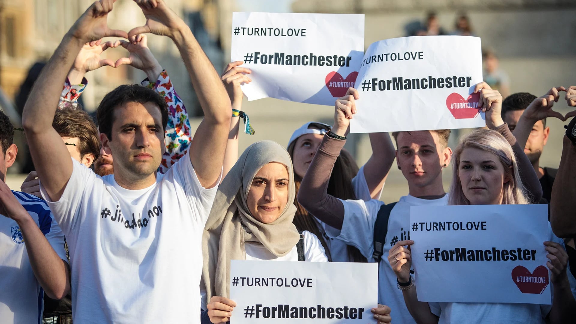 “Estamos unidos” y “Conviértanse al amor por Manchester”, algunos de los mensajes durante la emotiva vigilia (Getty Images)