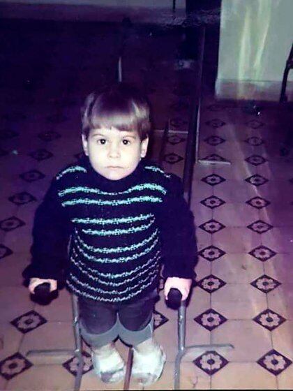Julián caminó hasta los 12 años, luego el esfuerzo físico lo obligó a usar la silla de ruedas