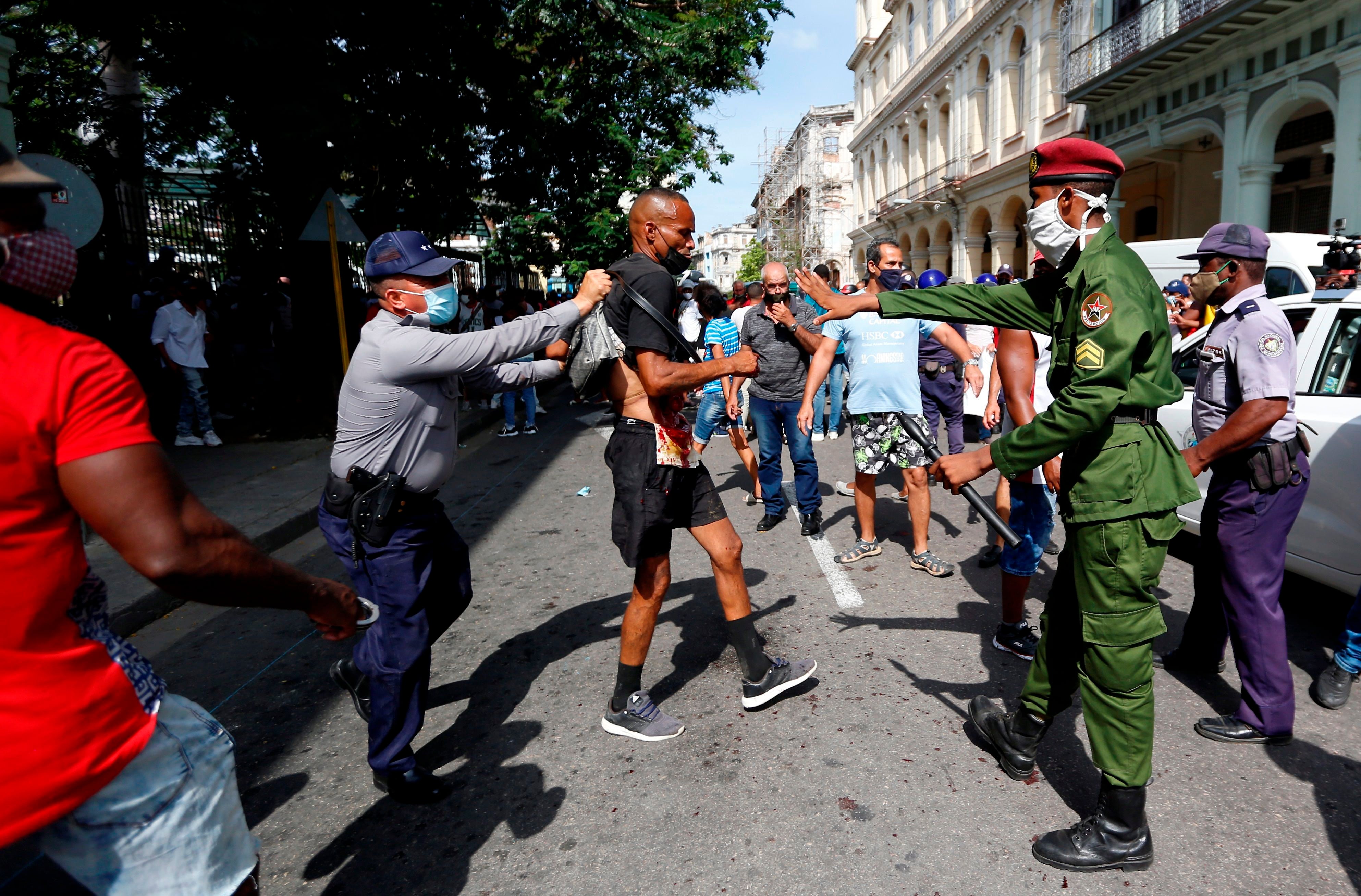 Policías arrestan a un hombre cuando personas se manifiestan el 11 de julio en una calle en La Habana (Cuba). EFE/Ernesto Mastrascusa
