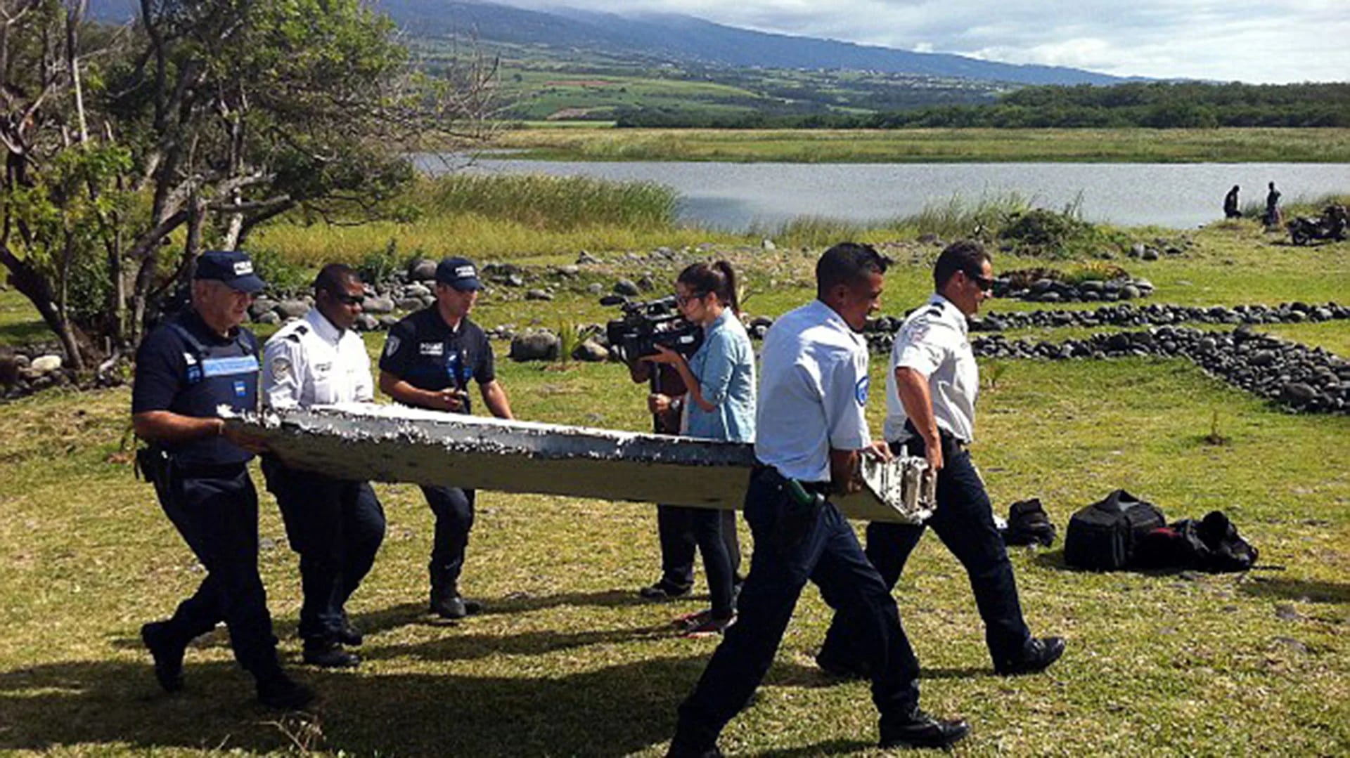 Oficiales trasladan los restos encontrados en la Isla Reunión, en el Océano Índico (AFP)
