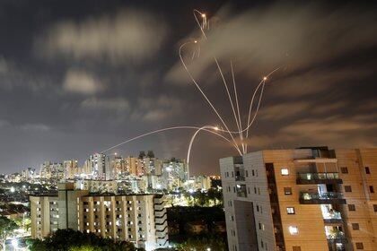 El sistema defensivo "Cúpula de Hierro" intercepta cohetes lanzados por Hamas contra la ciudad israelí de Ashkelon (REUTERS/Amir Cohen)