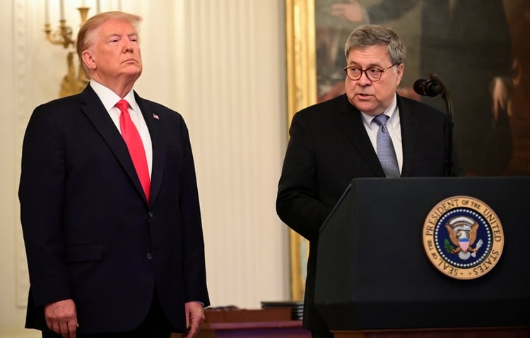 Donald Trump junto a William Barr (REUTERS/Erin Scott/File Photo)