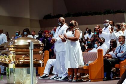 Familiares de Floyd escuchan de pie las palabras del reverendo Al Sharpton, durante el funeral (Godofredo A. Vasquez/Pool via REUTERS)
