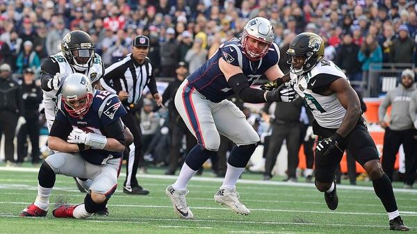 El mariscal de campo de los New England Patriots Tom Brady (L) es despedido por el ala defensiva de Jacksonville Jaguars Dante Fowler Jr. en el primer cuarto del juego de Campeonato de la AFC en Gillette Stadium en Foxborough, Massachusetts (EFE/EPA/JOHN CETRINO)